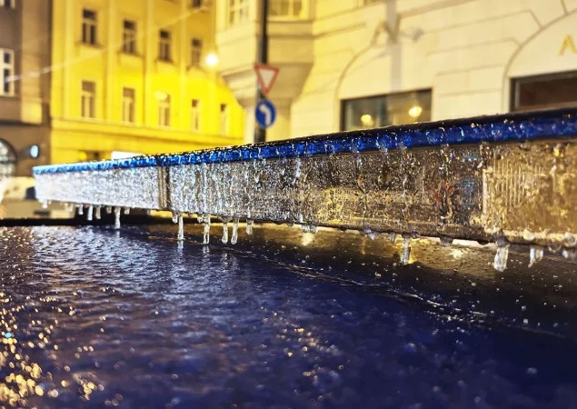 Zpráva: Lidé v Česku čelí následkům ledového deště, doprava je paralyzována