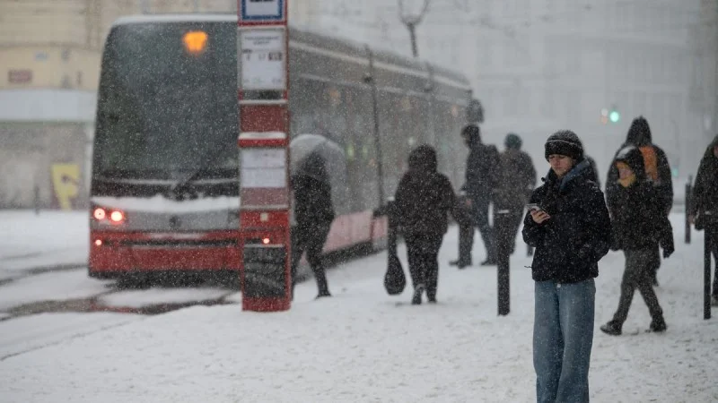 Zpráva: Dopravu v Česku komplikuje ledovka, PID varuje před cestováním