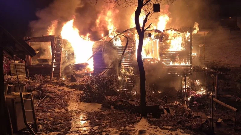 Zpráva: Noční požár ve Vizovicích zcela zničil chalupu, hasiči zasahovali přes hodinu
