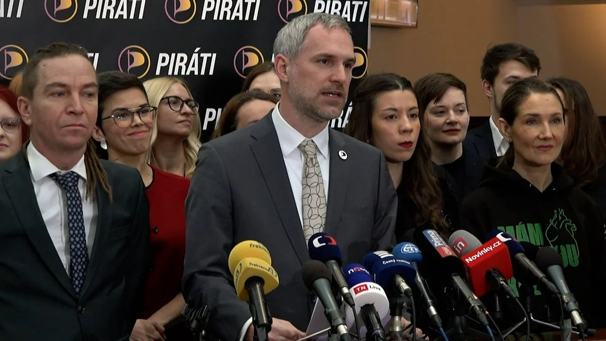 Ilustrace k článku: Piráti ve Sněmovně demonstrují proti vládě couváním