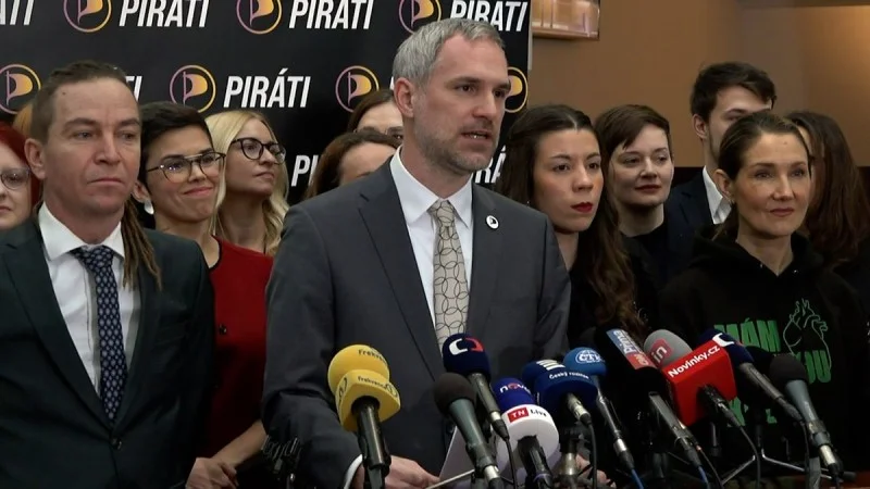 Zpráva: Piráti ve Sněmovně demonstrují proti vládě couváním