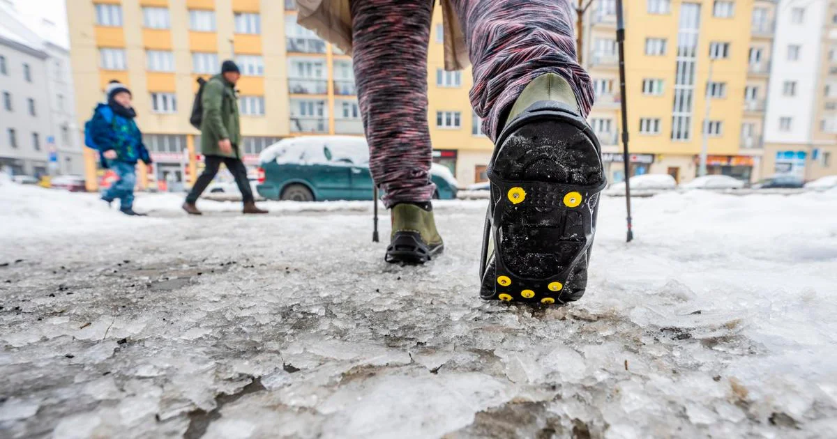 Ilustrace k článku: Ledovka v Praze způsobila chaos, zranění a nebezpečí ze střech