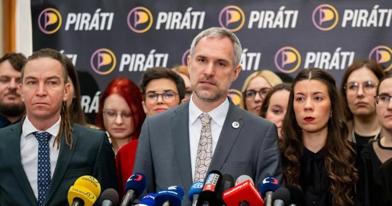 Zpráva: Piráti zvolili neobvyklý způsob protestu proti Babišově vládě – chůze pozpátku