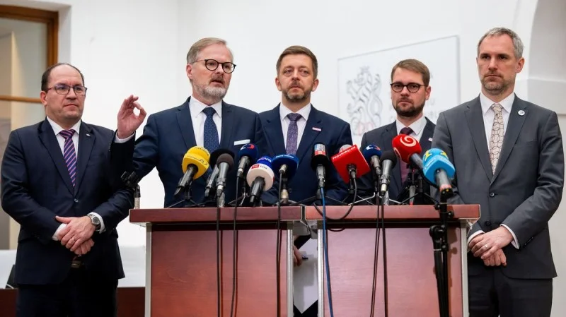 Zpráva: Opozice se distancuje od spolupráce s vládou, kritizuje Okamurovy výroky