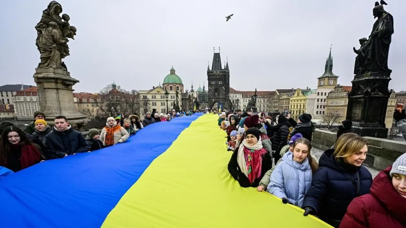 Фото новини: У Празі українці відзначили День єдності з тридцятиметровим жовто-блакитним прапором на Карловому мосту