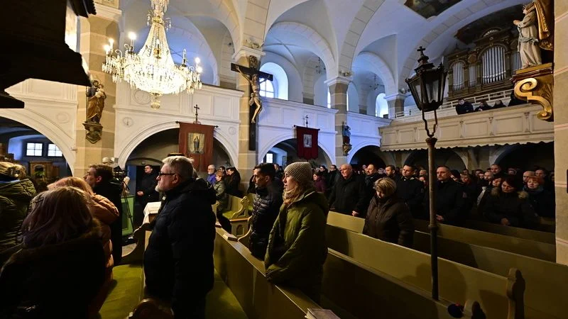 Ілюстрація до статті: Трагічна меса в Чрібській: громада зібралася на вшанування пам'яті жертви стрілянини