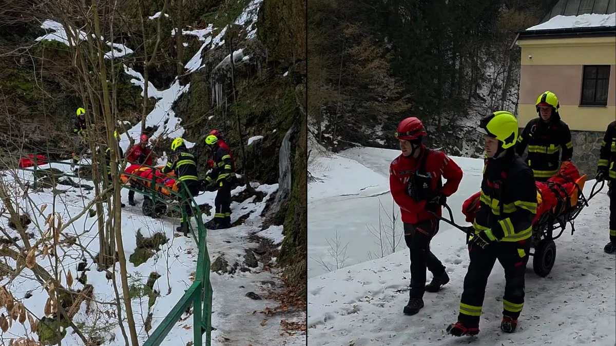 Ilustrace k článku: Žena se zranila na Riegerově stezce, hasiči ji transportovali k sanitce