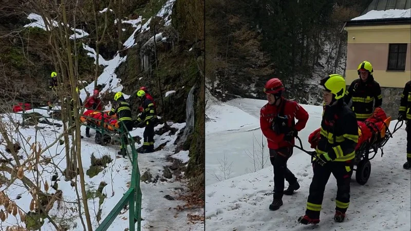 Zpráva: Žena se zranila na Riegerově stezce, hasiči ji transportovali k sanitce
