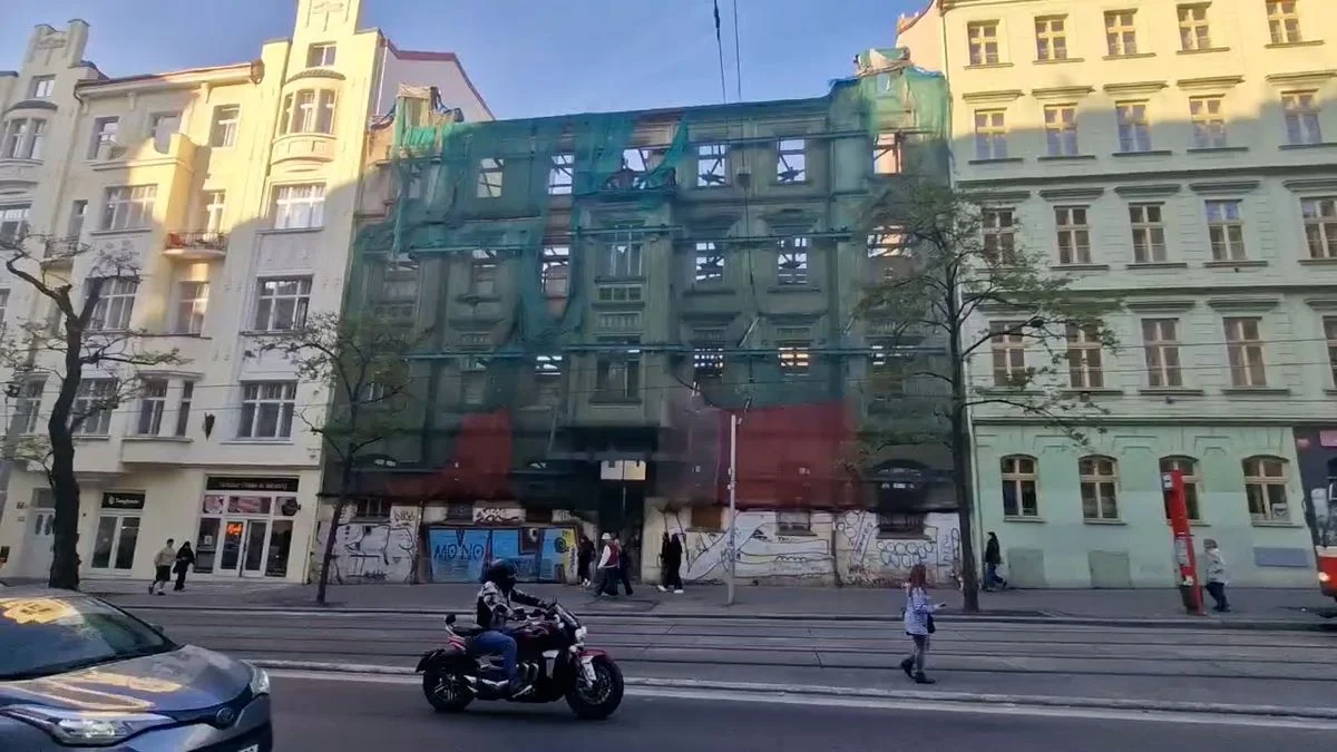 Ilustrace k článku: Potěmkinův dům v Ječné ulici: Osamocená fasáda skrývá složité stavební řízení