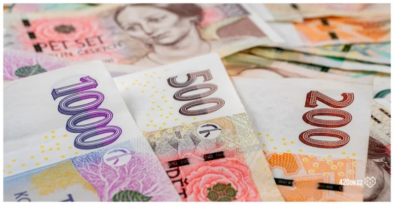 Zpráva: Česká koruna v roce 2025 výrazně posílila vůči dolaru a euru