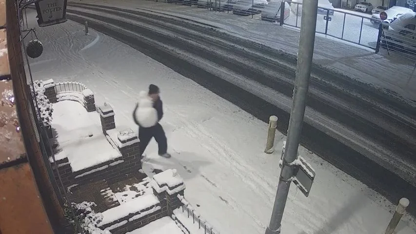 Ilustrace k článku: Krádež sněhuláka v anglickém pubu vzbudila pozornost na sociálních sítích