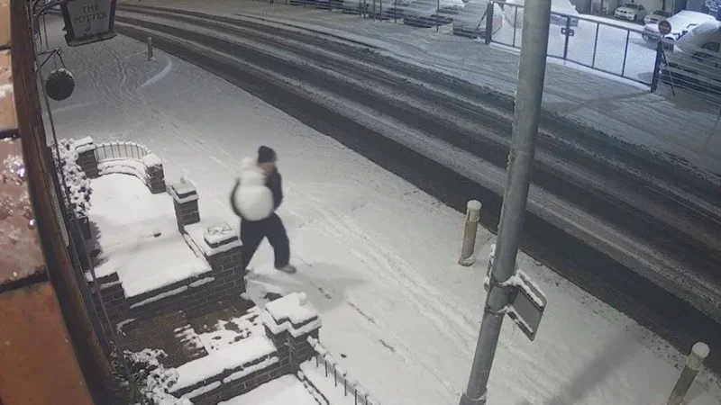 Zpráva: Krádež sněhuláka v anglickém pubu vzbudila pozornost na sociálních sítích