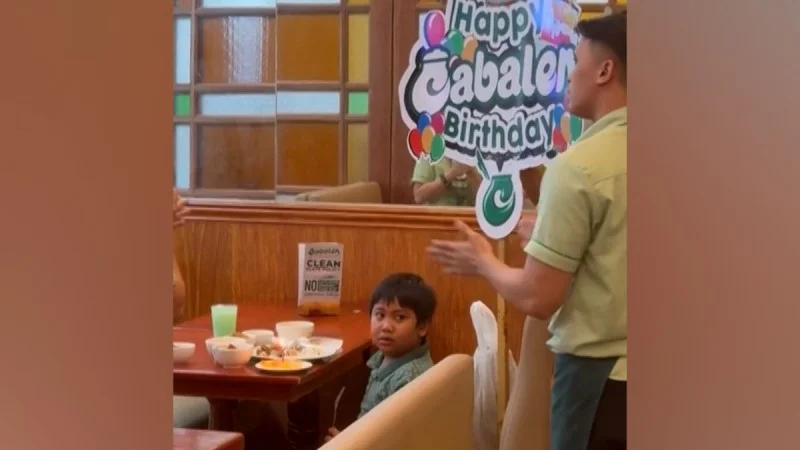 Zpráva: Malý chlapec oslavoval narozeniny v restauraci, personál mu zazpíval a poskytl jídlo zdarma