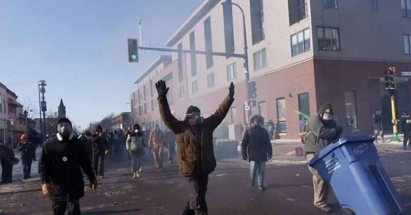 Zpráva: Videa ze střelby v Minneapolisu se liší od tvrzení Trumpovy administrativy, upozorňuje NBC News