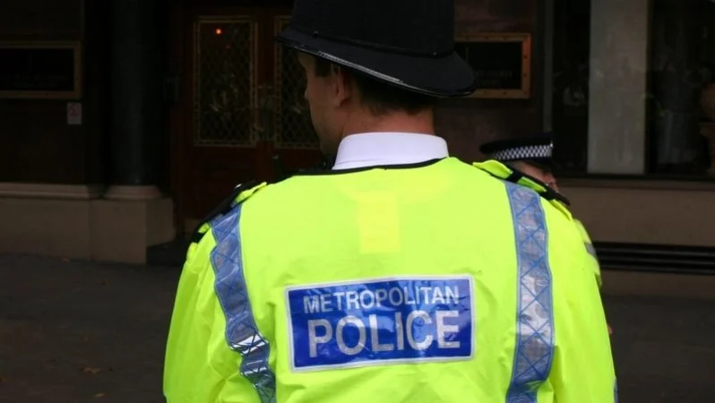 Zpráva: Policie v Londýně zadržela 86 demonstrantů za protest před věznicí