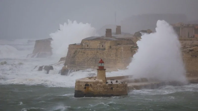 Zpráva: Bouře Harry přinesla ve Středomoří rekordní vlnu přes 16 metrů