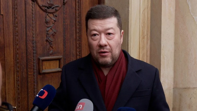 Zpráva: Okamura kritizuje pronesení ukrajinské vlajky po Karlově mostě jako provokaci