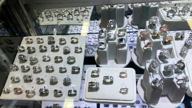 Zpráva: Deportace podezřelého z krádeže šperků v USA: Případ Jesona Nelona Presilly Floresa