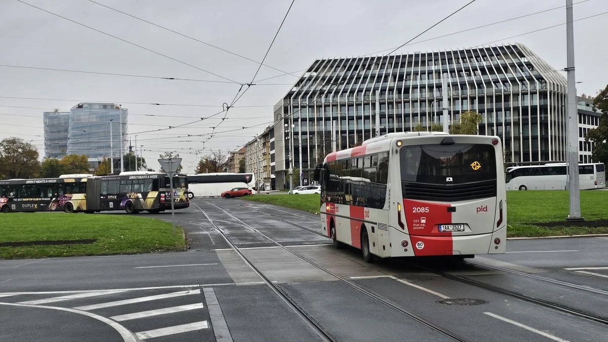 Ilustrace k článku: Autobusy v Dejvicích zrychlily jízdu díky tramvajovým kolejím