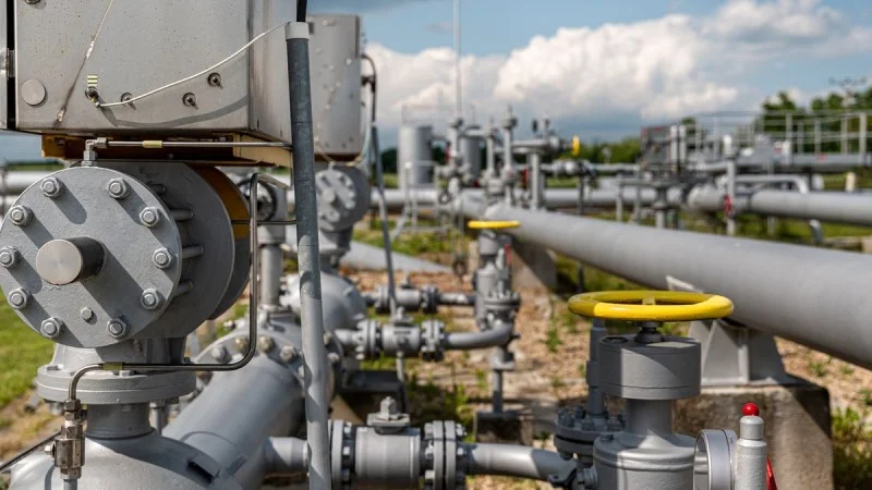 Zpráva: EU schválila zákaz dovozu ruského plynu, Maďarsko a Slovensko se postavily proti