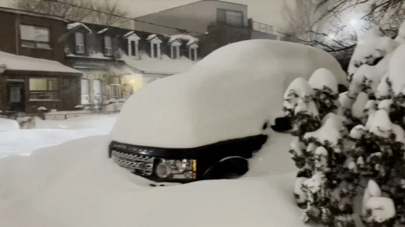 Zpráva: Toronto zasáhla rekordní sněhová kalamita, napadlo až 56 centimetrů sněhu