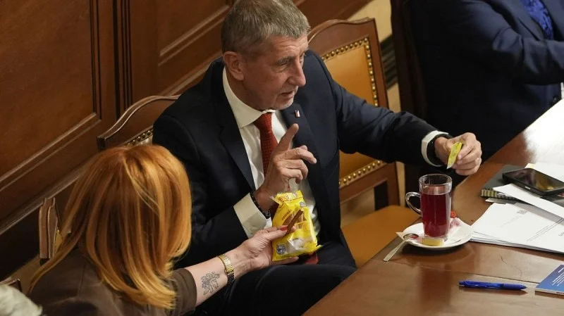 Zpráva: Vláda schválila rozpočet s deficitem 310 miliard korun