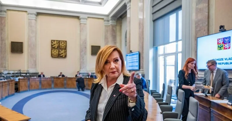 Zpráva: Vláda schválila rekordní schodek 310 miliard, opozice kritizuje