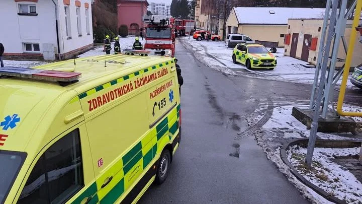 Zpráva: Pacient z Dobřan vylezl na stožár, při seskoku se zranil