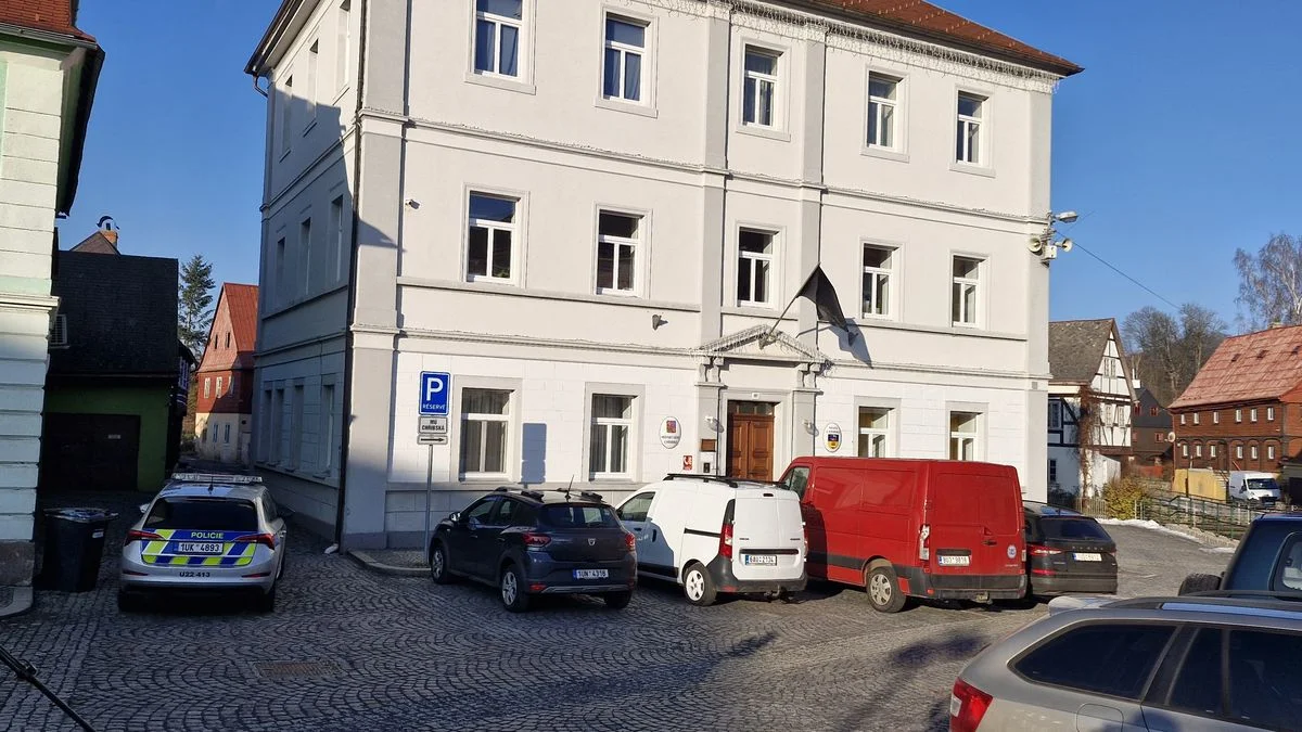Ilustrace k článku: Situace v Chřibské po tragické střelbě: Starosta hospitalizován, kraj vypsal sbírku