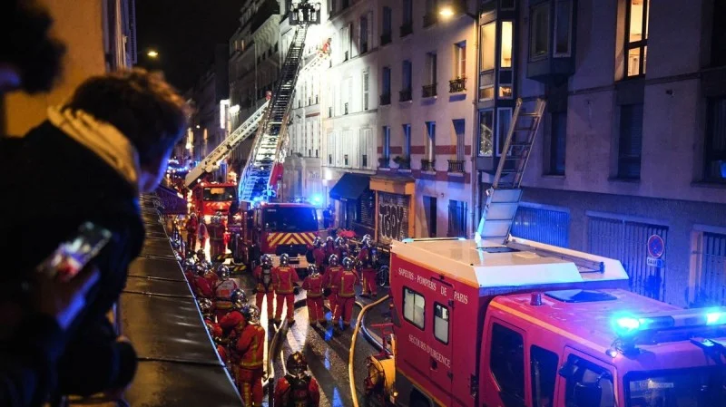 Zpráva: Padesát lidí se v Paříži propadlo podlahou během narozeninové oslavy