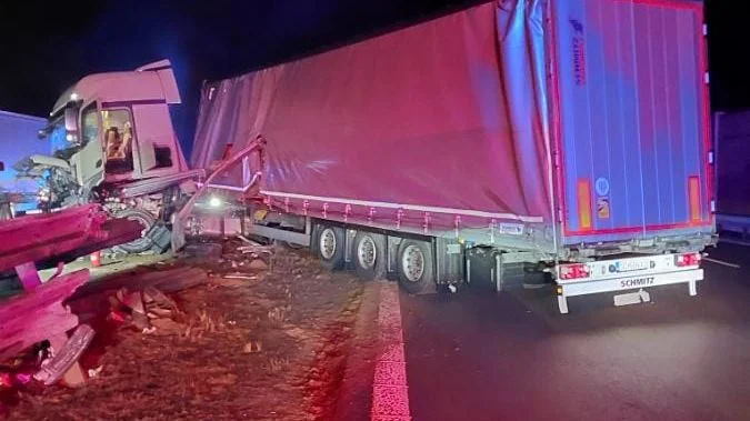 Zpráva: Nehody na dálnici D1 v noci: Kamion prorazil svodidla a blokoval provoz