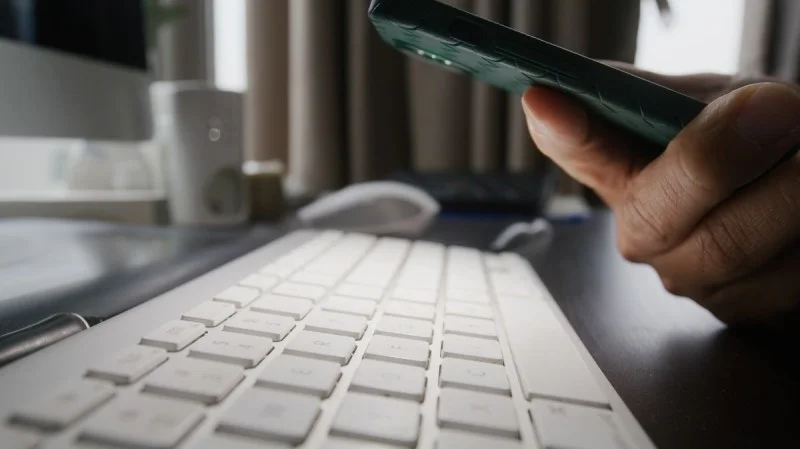 Zpráva: Muž poslal podvodníkovi 38 tisíc korun, když se domníval, že pomáhá kamarádovi