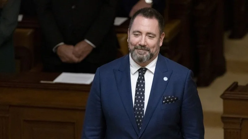 Zpráva: Roztržka mezi Hradem a vládou: Poslanec Motoristů hájí Macinkovy SMS