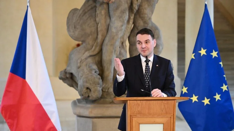 Zpráva: Napětí mezi Hradem a vládou ohrožuje jmenování velvyslanců