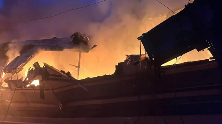 Ilustrace k článku: Ruský dron zničil osobní vlak v Charkovské oblasti, čtyři oběti