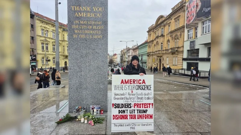Zpráva: Plzeňanka protestovala u amerického pomníku proti Trumpově politice