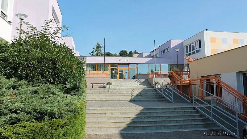 Zpráva: Ředitelka blanenské školy rezignovala po vytunelování, čelí kritice i podpoře