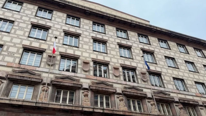 Zpráva: Policie zasahuje na úřadu v Černošicích, prověřují autoškoly