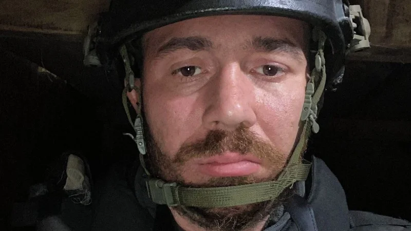 Zpráva: Dron Šáhid zasáhl bytovou budovu, zpravodaj zachránil čtyřletou dívku