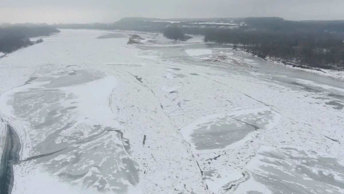 Ilustrace k článku: Řeka Visla v Polsku po 14 letech zcela zamrzla