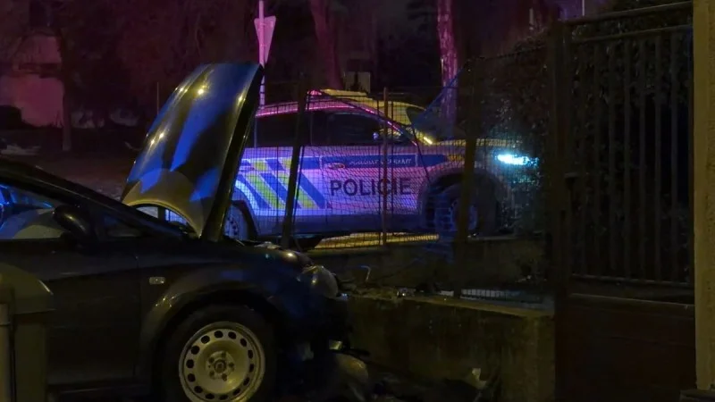 Zpráva: Opilý řidič v Praze naboural do několika aut, policie zadržela podezřelého
