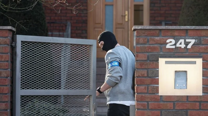 Zpráva: Žena obviněného náměstka z Motola převedla vilu, aby unikla pozornosti vyšetřovatelů