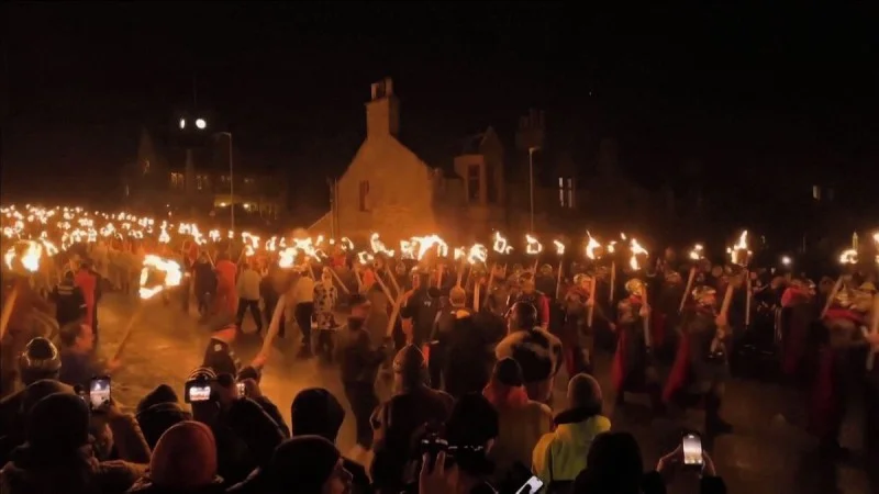 Zpráva: Ve Skotsku ožil kultovní vikingský festival s ohnivou podívanou