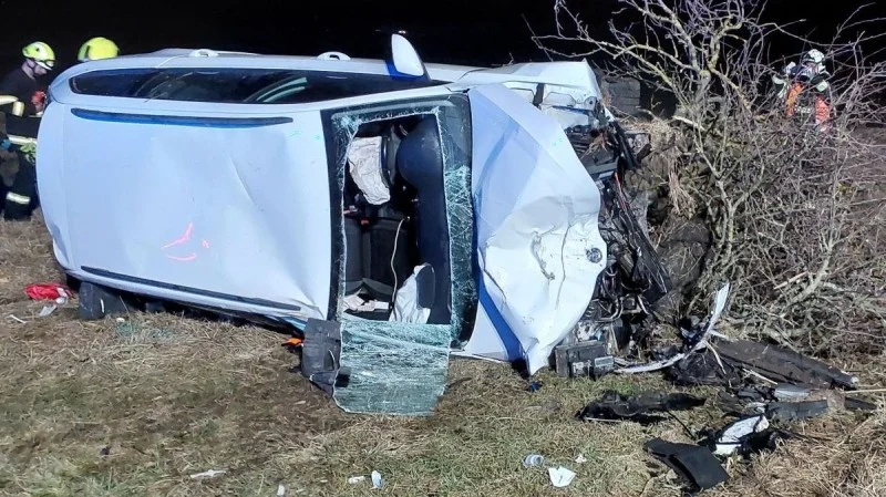 Zpráva: Bouračka u Pardubic: Opilý mladík bez řidičáku havaroval se spolujezdkyní