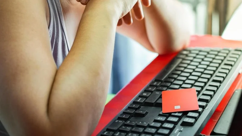 Zpráva: Žena z Olomoucka přišla o statisíce kvůli vishingovému podvodu