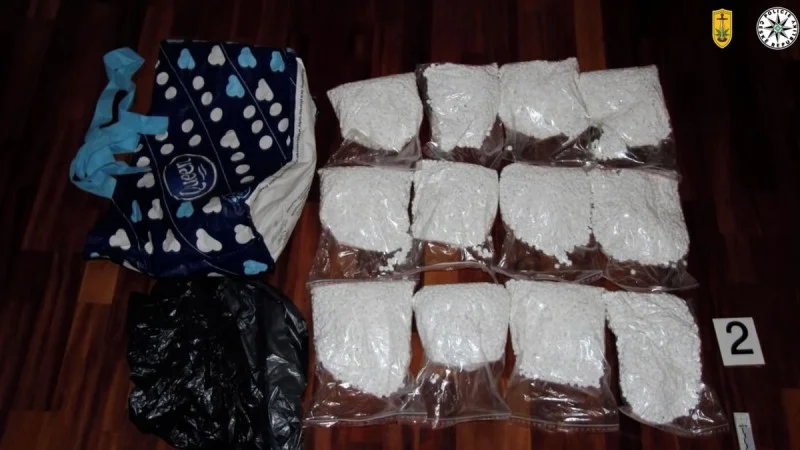 Zpráva: Policie obvinila 11 lidí včetně matky a syna za pašování léků na výrobu pervitinu z Polska