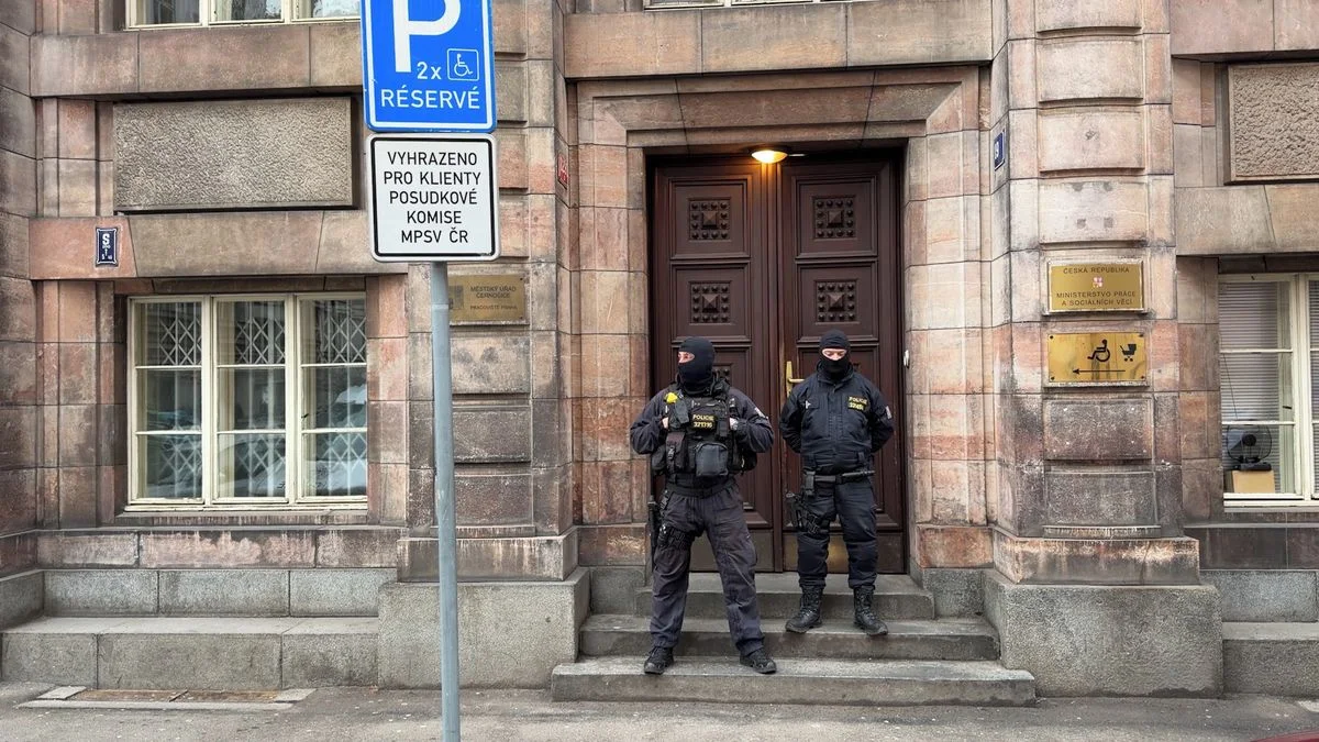 Ilustrace k článku: Policie obvinila šestnáct lidí po zásahu na černošickém úřadu v Praze