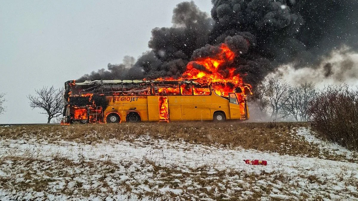 Ilustrace k článku: Na dálnici D46 u Vranovic shořel dálkový autobus, škoda přes milion korun