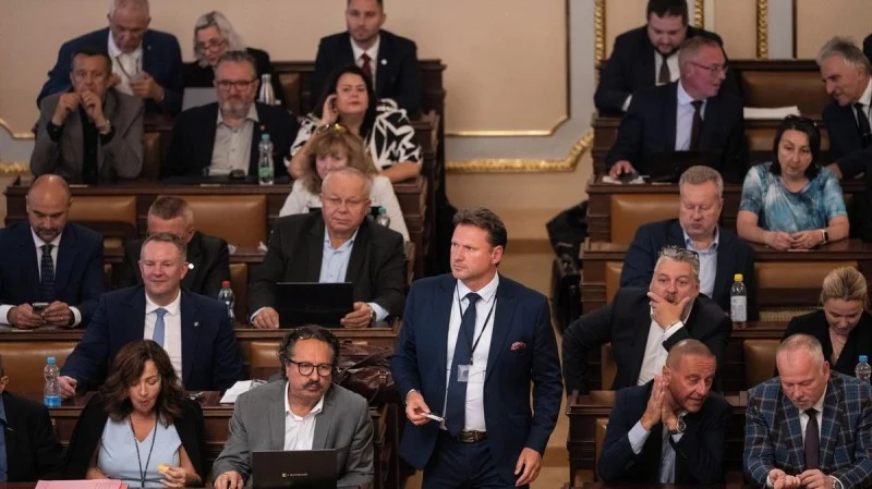 Zpráva: Babišova vláda urychluje legislativní proces bez připomínek