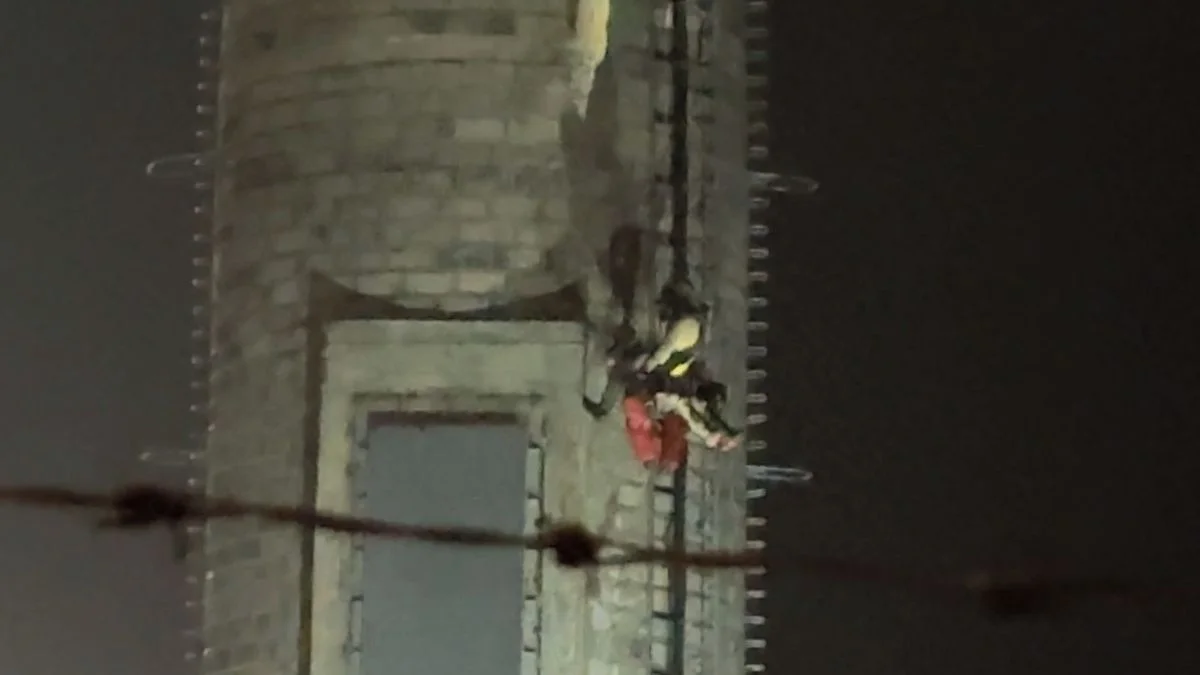 Ilustrace k článku: Mladík vylezl na devadesátimetrový komín, hrozil sebevraždou